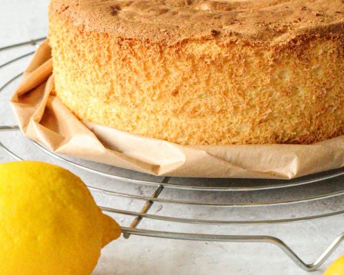 Zitronenbiskuit Rezept Fluffiger Zitronenbiskuit für Torten und Kuchen mit frischer Zitrone