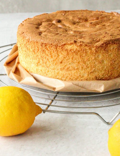 Fluffiger Zitronenbiskuit f&uuml;r Torten und Kuchen mit frischer Zitrone