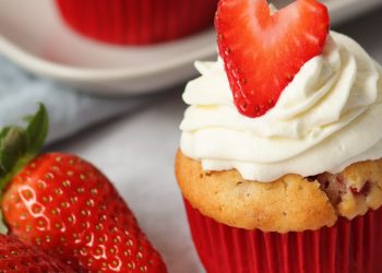 Erdbeer Cupcakes mit Sahne-Quark-Topping Erdbeer Cupcakes mit Sahne-Quark-Topping und frischen Erdbeeren