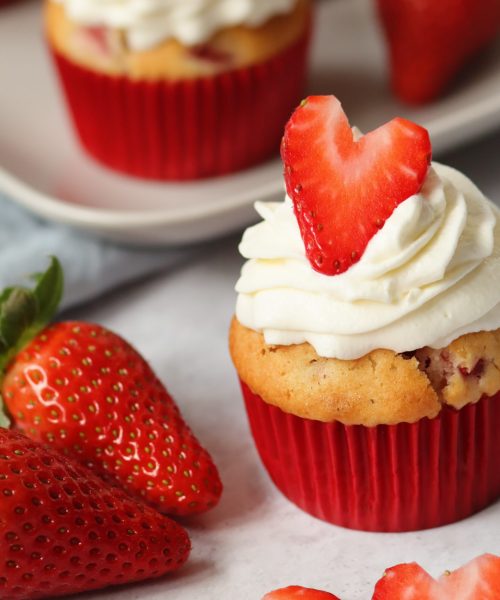 Erdbeer Cupcakes mit Sahne-Quark-Topping und frischen Erdbeeren