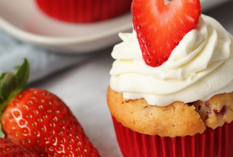 Erdbeer Cupcakes mit Sahne-Quark-Topping und frischen Erdbeeren