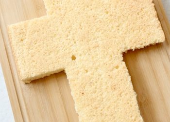 Biskuitboden als Kreuz f&uuml;r Number Cake zur Kommunion