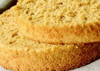 Kürbisbiskuit Kürbisbiskuit, frisch gebacken, aufgeschnitten, mit lockerer Krume