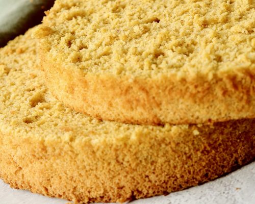 Kürbisbiskuit Kürbisbiskuit, frisch gebacken, aufgeschnitten, mit lockerer Krume