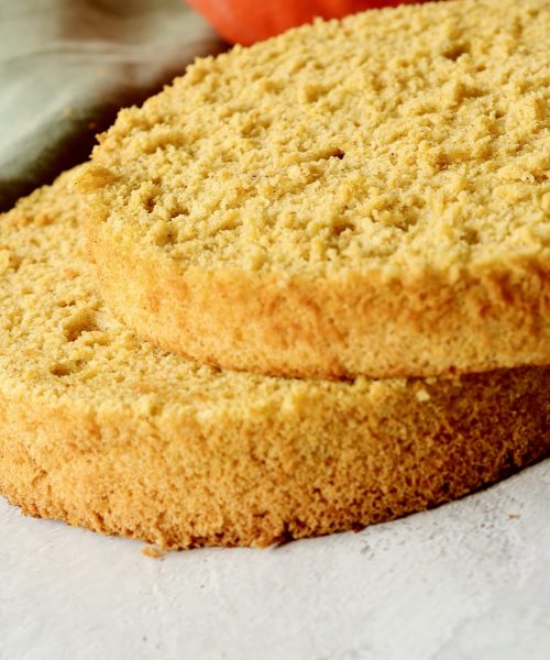 K&uuml;rbisbiskuit, frisch gebacken, aufgeschnitten, mit lockerer Krume