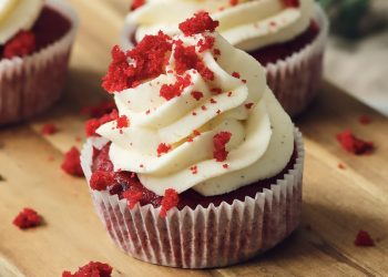Red Velvet Cupcakes mit Krümel-Topping – Sarah’s Cakes & Sweets Red Velvet Cupcakes mit Frischkäsecreme