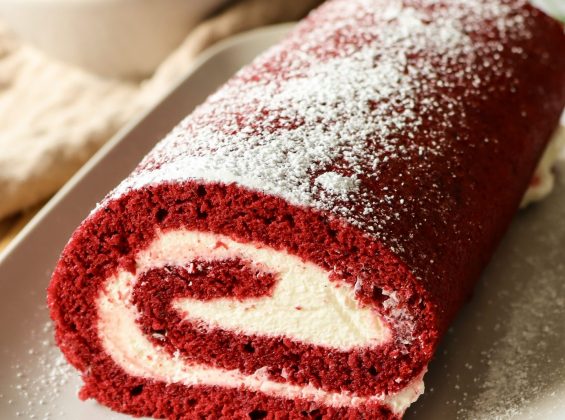 Red Velvet Biskuitrolle mit heller Cremef&uuml;llung, sauber aufgerollt und dekorativ angerichtet