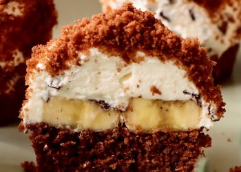 Banana Split Cupcakes mit Banane und Sahne Banana Split Cupcakes mit Banane, Sahnecreme und Schokoboden im Anschnitt
