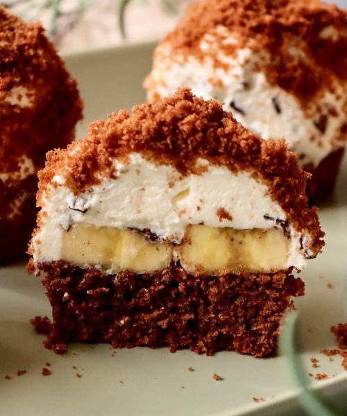 Banana Split Cupcakes mit Banane, Sahnecreme und Schokoboden im Anschnitt