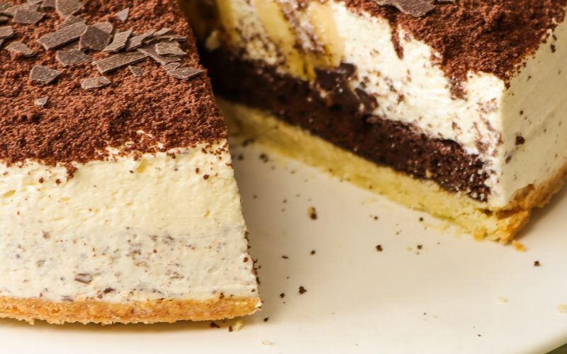 Banana Split Torte Anschnitt &ndash; cremige Schichten mit Banane und Schokolade