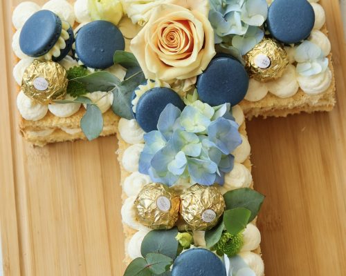 Number Cake in Kreuzform mit echten Blumen und Vanillecreme aus Quark, Mascarpone und Sahne