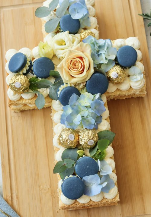 Number Cake in Kreuzform mit echten Blumen und Vanillecreme aus Quark, Mascarpone und Sahne