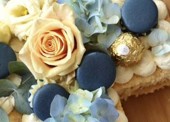 Number Cake mit stabiler Vanillecreme und Blumen dekoriert