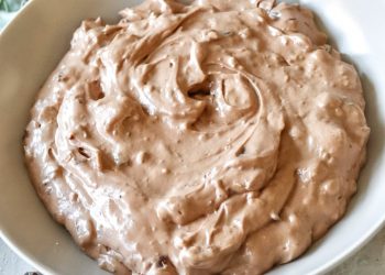 Kinder-Bueno-Creme als stabile Tortenf&uuml;llung mit Kinder Bueno und Haselnusscreme