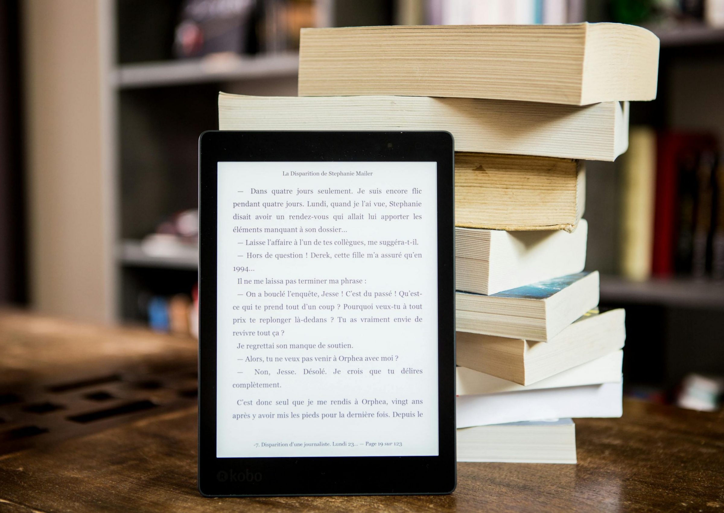 Symbolbild Tablet mit Text – geeignet für Testberichte Tablet mit Text auf einem Tisch – Symbolbild für Testberichte und Blogartikel